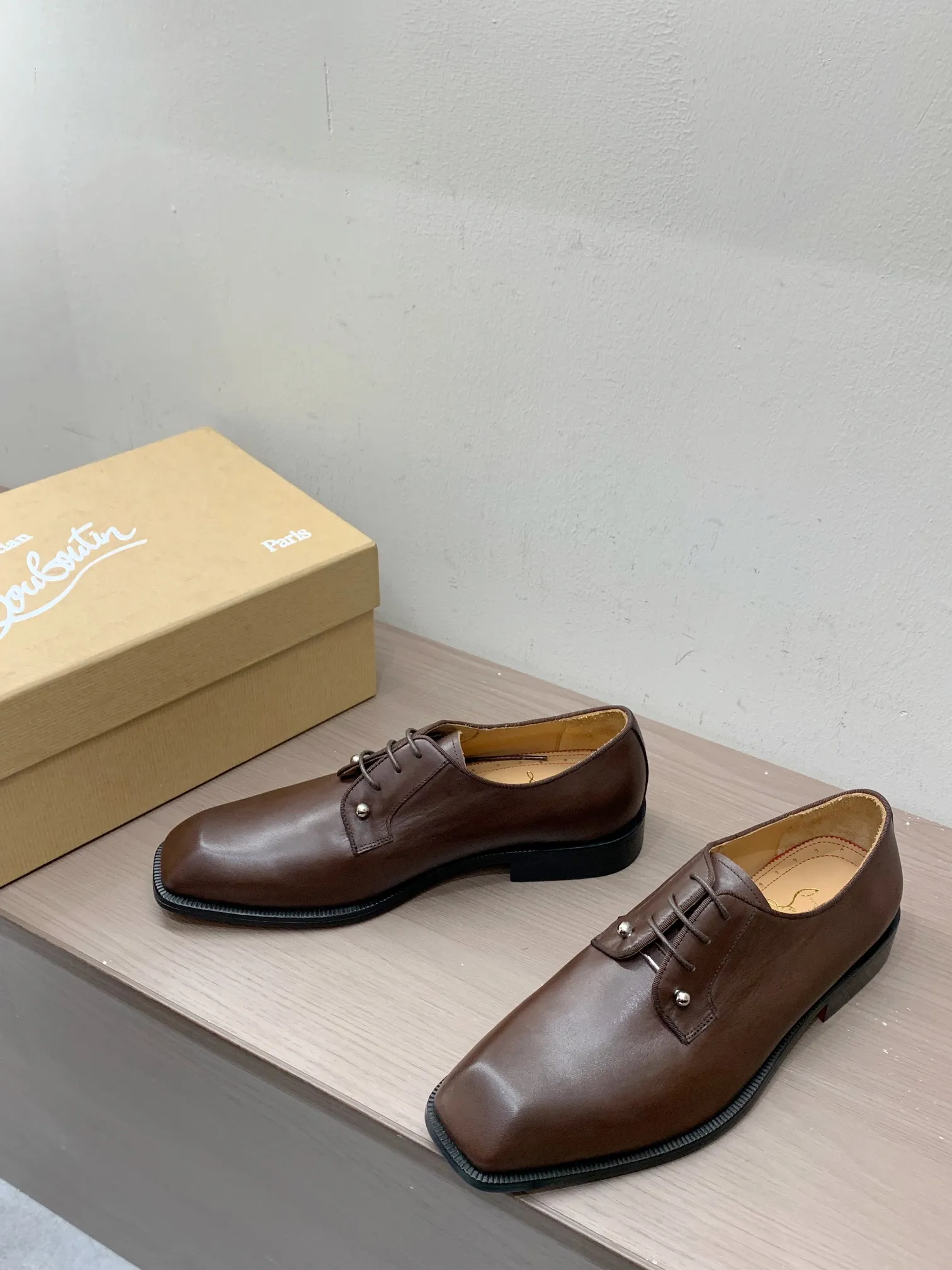 [CL red sole shoes] Top P: 1020💰 Size 39-44 (38.45.46 custom-made, non-returnable) Christian Louboutin men's classic Oxford shoes, men's business formal leather shoes💫Original molding, 1:1 replica, specially made for nobles. The unique shoe shape is unique and 100% comfortable! The whole shoe is made of imported Italian cowhide material, carefully selected, with fine pores and rich luster. Cow leather lining, soft and comfortable, sweat-absorbent and breathable. Genuine leather outsole, non-slip and wear-resistant, full of texture, elegant and luxurious overall, integrating comfort, formality and luxury! The Rolls Royce of shoes!